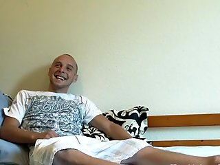 English stud jerking off on the bed